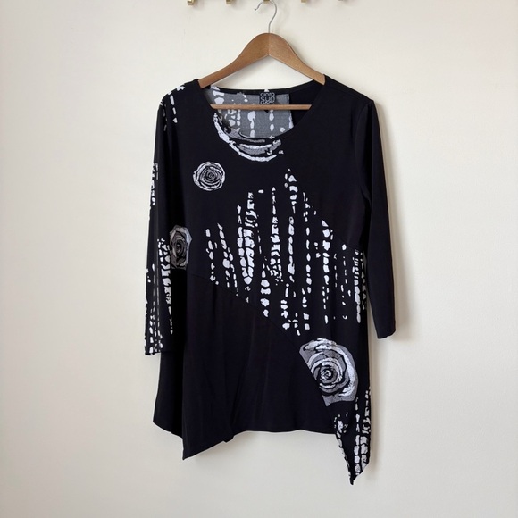 Clara Sunwoo Floral Top Large Asymmetrical Hem Black White - Picture 1 of 5